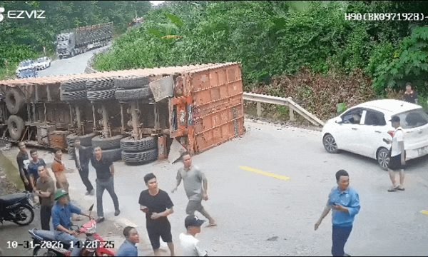 Đám đông tán loạn khi container lao vào xe đang bị lật