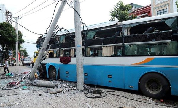 Đâm vào dải phân cách, xe ôtô khách giường nằm bị lật nghiêng trên Quốc lộ 1