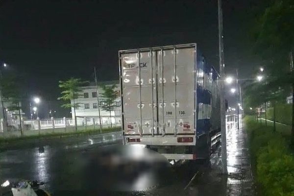 Đâm vào xe tải đỗ bên đường ở Hải Phòng, ba thanh niên đi xe máy tử vong tại chỗ