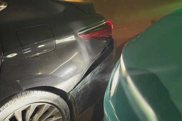 Đâm vỡ đuôi xe Lexus ở Hà Nội, tài xế taxi được trả góp vài triệu mỗi tháng