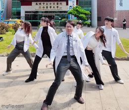 Dàn bác sĩ đu trend điệu nhảy 'rung ngực' hút hơn 2 triệu lượt xem