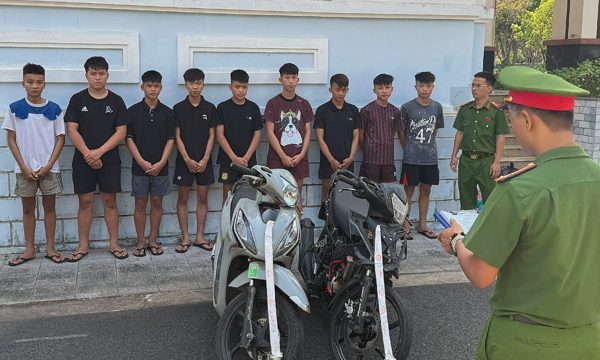 Dàn cảnh rủ đi đánh nhau để kẹp cổ, cướp xe máy