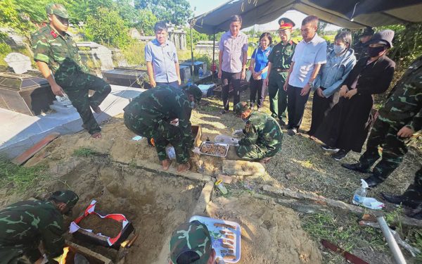 Dân chỉ nơi có nhiều mộ phát hiện lúc làm nhà, bộ đội tìm thấy 14 hài cốt kèm di vật liệt sĩ