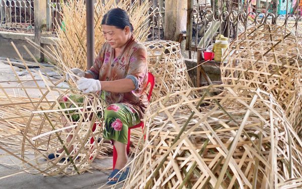 Đan giỏ trạc ở Xuân Thới Sơn được công nhận là nghề truyền thống TP.HCM