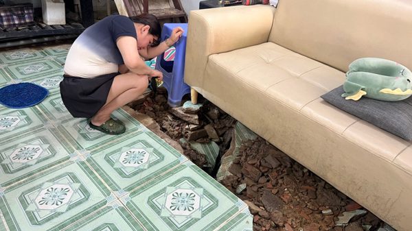 Dân kêu cứu vì đường thoát nước gây ngập, sụt lún nền nhà nghiêm trọng