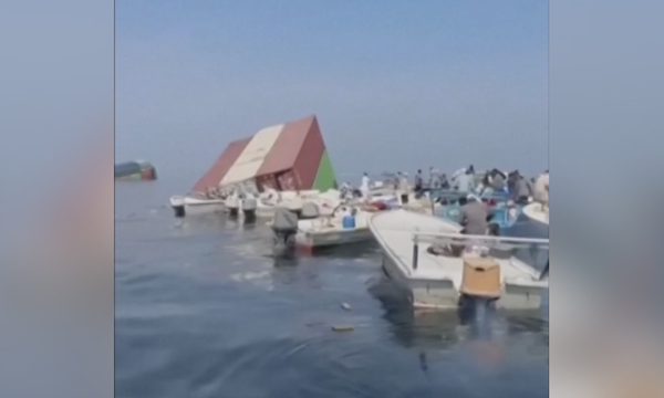 Dân lái xuồng, gom hàng từ tàu container chìm ở Hormuz