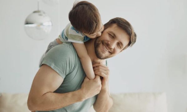 Đàn ông mặt rộng dễ được xem là người cha tốt