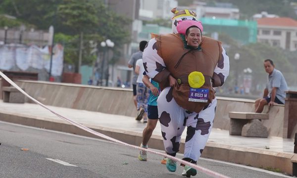Dàn runner hóa trang tạo sắc màu ở VnExpress Marathon Vũng Tàu Herbalife Cup