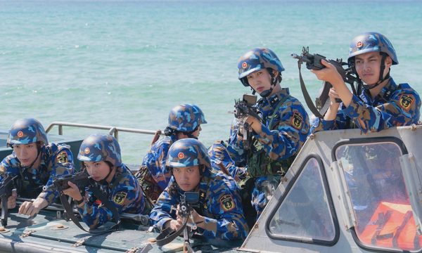 Dàn 'Sao nhập ngũ' diễn tập đổ bộ đường biển bằng tàu chiến