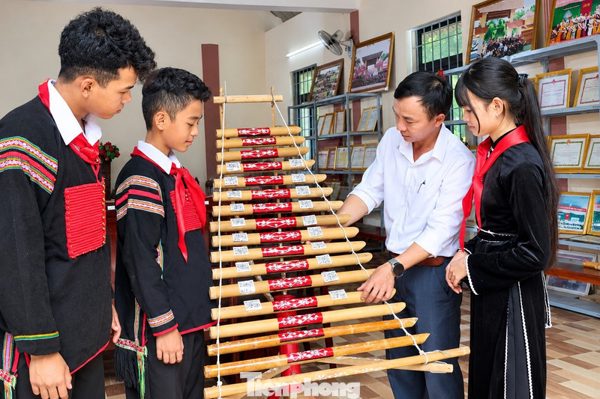 Đàn T’rưng thời 4.0, học sinh dùng QR để học nhạc