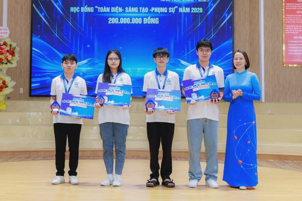 Dàn tân sinh viên nhận “thưởng nóng” hàng trăm triệu ngay tại lễ khai giảng
