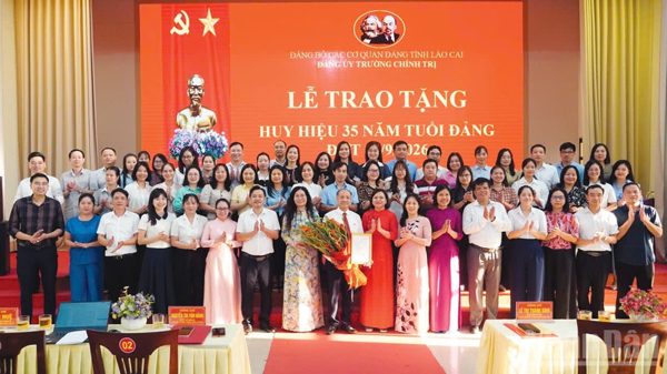 Đảng bộ Trường Chính trị tỉnh Lào Cai trao huy hiệu 35 năm tuổi Đảng