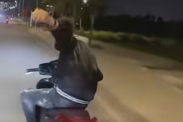Đăng clip 'thách thức', thiếu niên 17 tuổi và mẹ bị CSGT xử phạt