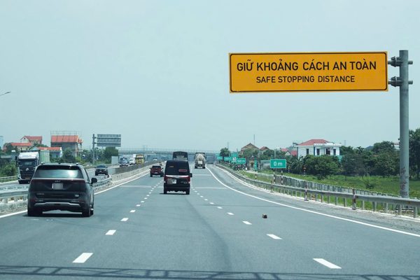 Đang giữ khoảng cách an toàn nhưng xe khác chen ngang có bị phạt không?