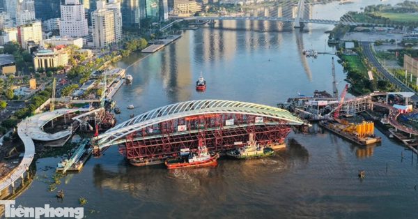Đang hợp long cầu đi bộ qua sông Sài Gòn