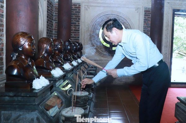 Dâng hương tưởng niệm 13 liệt sĩ ở Truông Bồn