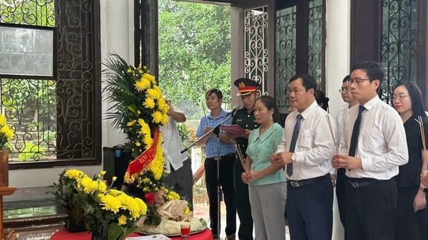 Dâng hương tưởng niệm 45 liệt sĩ Khu kinh tế Thanh niên Minh Đài