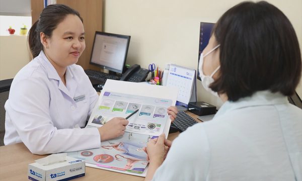 Đang kích trứng có đi du lịch được không?