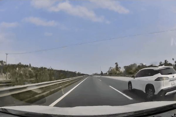 Đang lái xe 100 km/h trên cao tốc, người đi bộ bất ngờ băng qua: Xử lý thế nào?