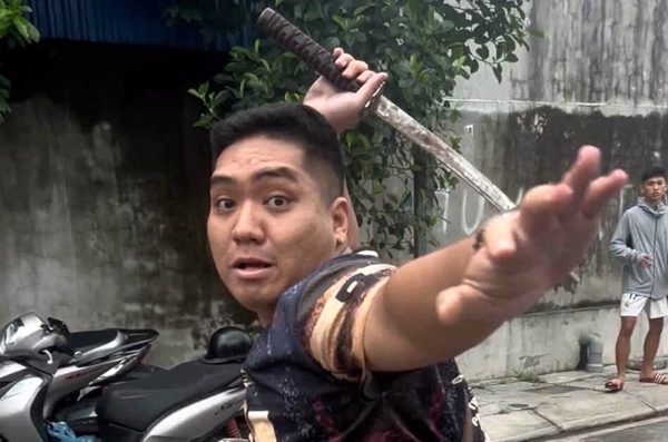 Đang ngồi uống nước, người đàn ông bị nhóm côn đồ xông vào chém