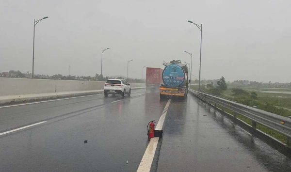 Đằng sau 'đặt bình chữa cháy cảnh báo xe dừng, tài xế bị phạt 13 triệu đồng'