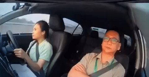 Đang tập lái ô tô, nữ học viên cúi người chỉnh dép khiến thầy dạy 'hết hồn'