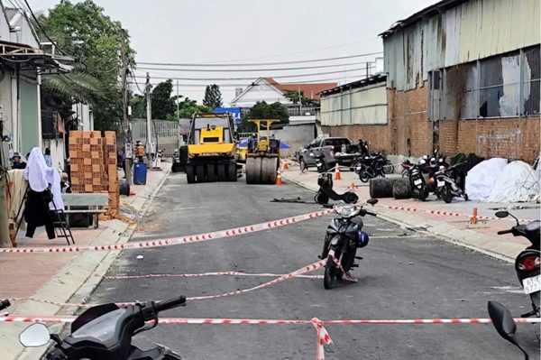 Đang thổi bụi, một người đàn ông bị xe lu cán tử vong tại chỗ
