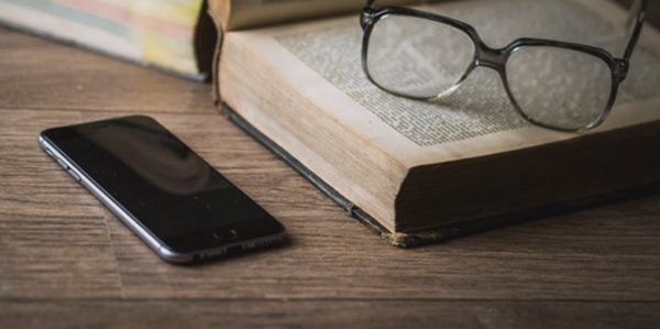 Đăng tựa sách đang đọc lên mạng xã hội: Cổ vũ người khác đọc hay 'flex'?