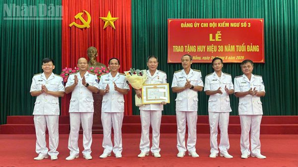 Đảng ủy Chi đội Kiểm ngư số 3 trao tặng Huy hiệu 30 năm tuổi Đảng