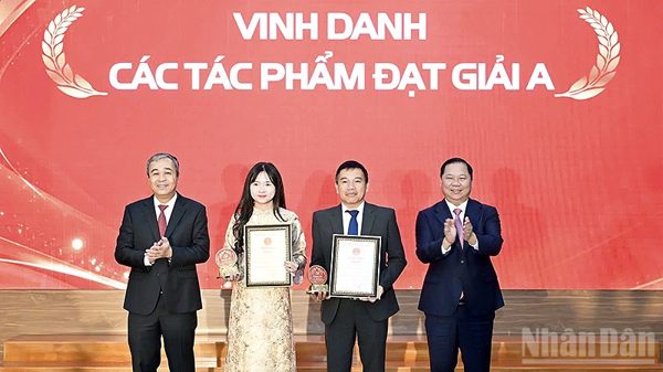 Đảng ủy Dân vận, Mặt trận và các đoàn thể Trung ương trao giải Cuộc thi chính luận bảo vệ nền tảng tư tưởng của Đảng