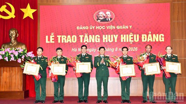 Đảng ủy Học viện Quân y trao Huy hiệu 35 năm tuổi Đảng cho 6 đảng viên