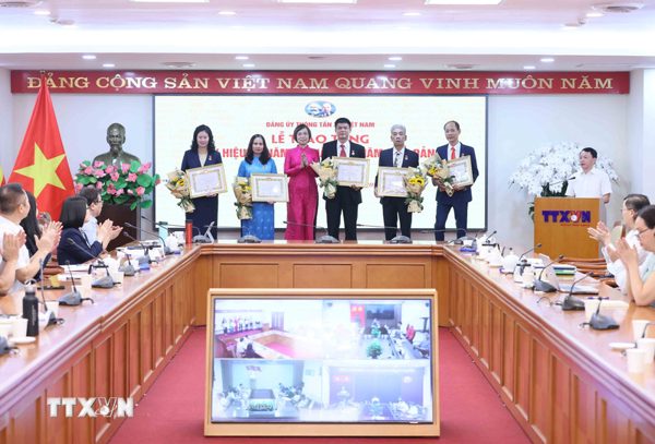 Đảng ủy TTXVN trao tặng Huy hiệu 40, 35 và 30 năm tuổi Đảng