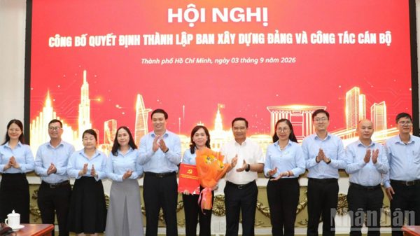 Đảng ủy Ủy ban nhân dân Thành phố Hồ Chí Minh trao quyết định thành lập Ban Xây dựng Đảng