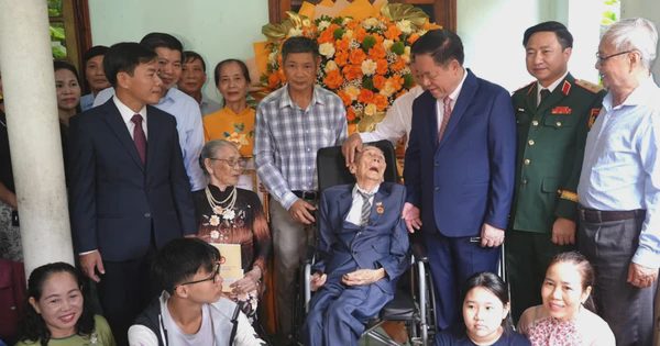 Đảng viên 103 tuổi ở Quảng Trị nhận Huy hiệu 80 năm tuổi Đảng