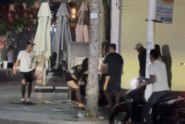 Đánh nhau vì chiếc micro, chủ quán karaoke và khách bị tạm giữ hình sự