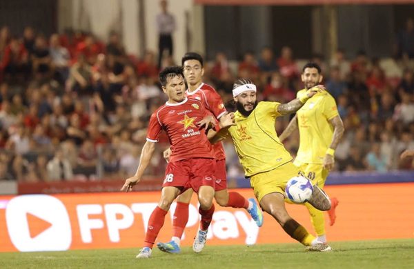 Đánh rơi chiến thắng ở derby, SLNA vẫn bất bại ở V.League 2026/27