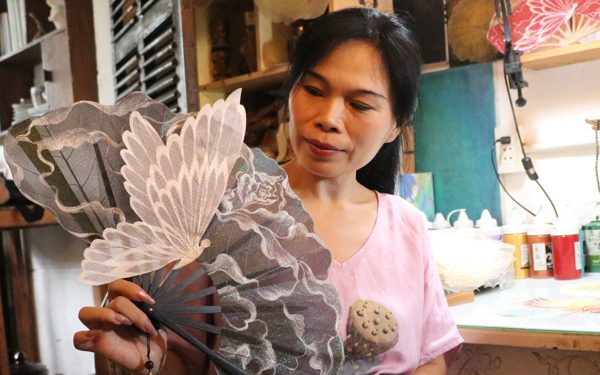 Đánh thức hồn Việt từ những chiếc quạt xương lá tinh xảo