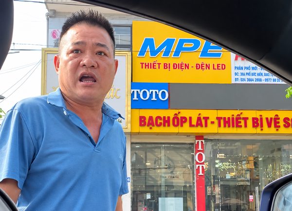 Danh tính kẻ chặn đầu ô tô, bóp mũi, tát tài xế ở Hà Nội