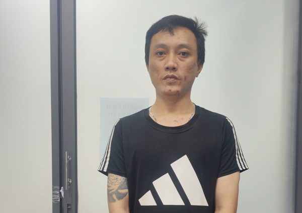 Danh tính người đàn ông dùng gậy đập phá ô tô ở TP.HCM