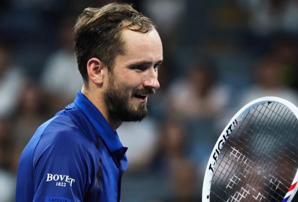 Daniil Medvedev vượt khó vào bán kết Thượng Hải Masters