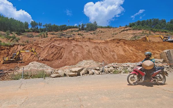 Đào hơn 100.000m³ đất đá xử lý quả đồi nứt, sạt trượt đe dọa tuyến đường huyết mạch ở Huế