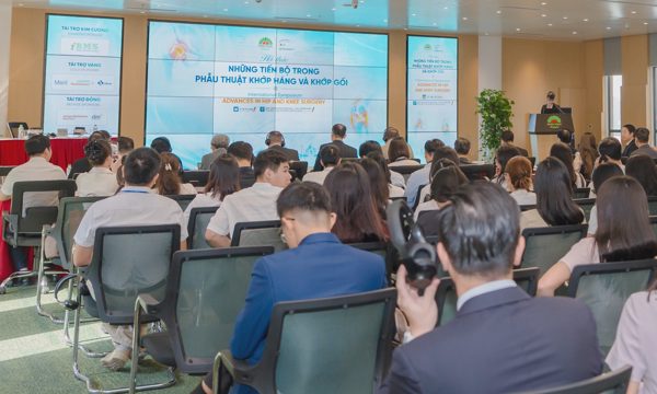 Đào tạo phẫu thuật khớp qua ca mổ truyền hình trực tiếp