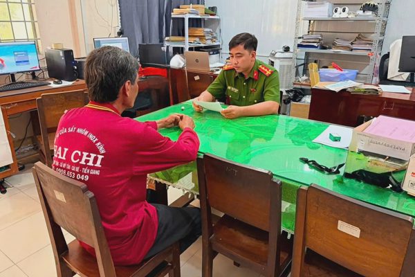 Đập phá mồ mả vì tranh chấp đất giữa chị em cùng cha khác mẹ