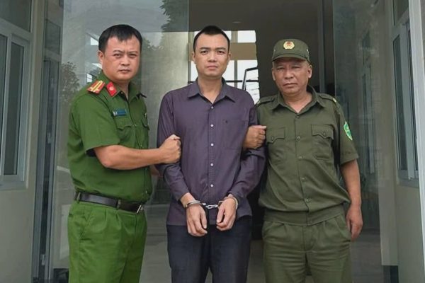 Đập phá ô tô đỗ gần nhà, người đàn ông bị khởi tố
