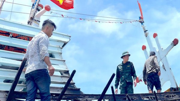 Dập tắt đám cháy trên tàu cá ở miền biển Cà Mau