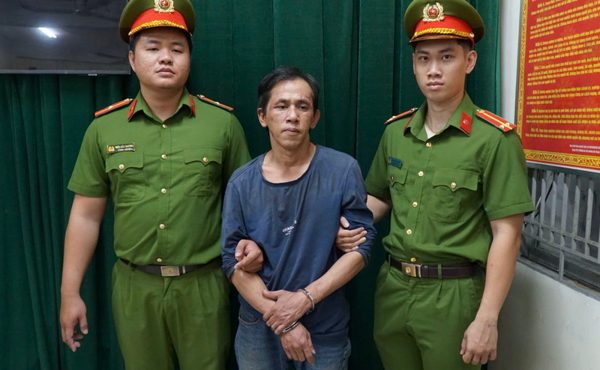 Đập tủ kính cướp vàng giữa ban ngày ở TPHCM