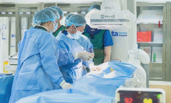 Đặt ba stent khơi thông động mạch tắc hẹp