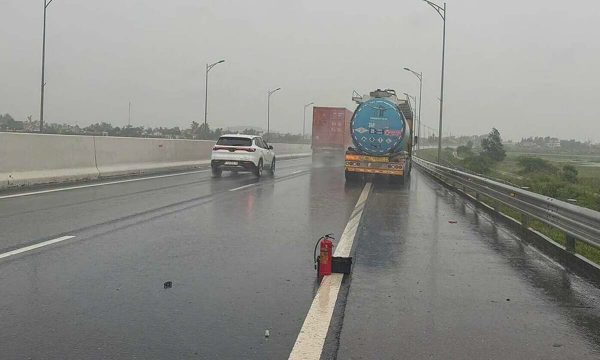 Đặt bình chữa cháy cảnh báo cách xe 18 m, tài xế bị phạt 13 triệu đồng