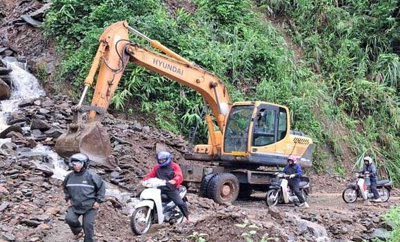 Đất đá tràn xuống Quốc lộ 43