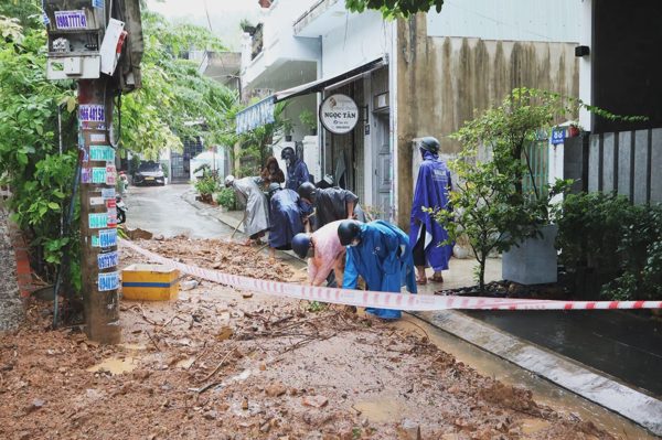 Đất đá từ núi tràn xuống đường sát nhà dân sau trận mưa lớn